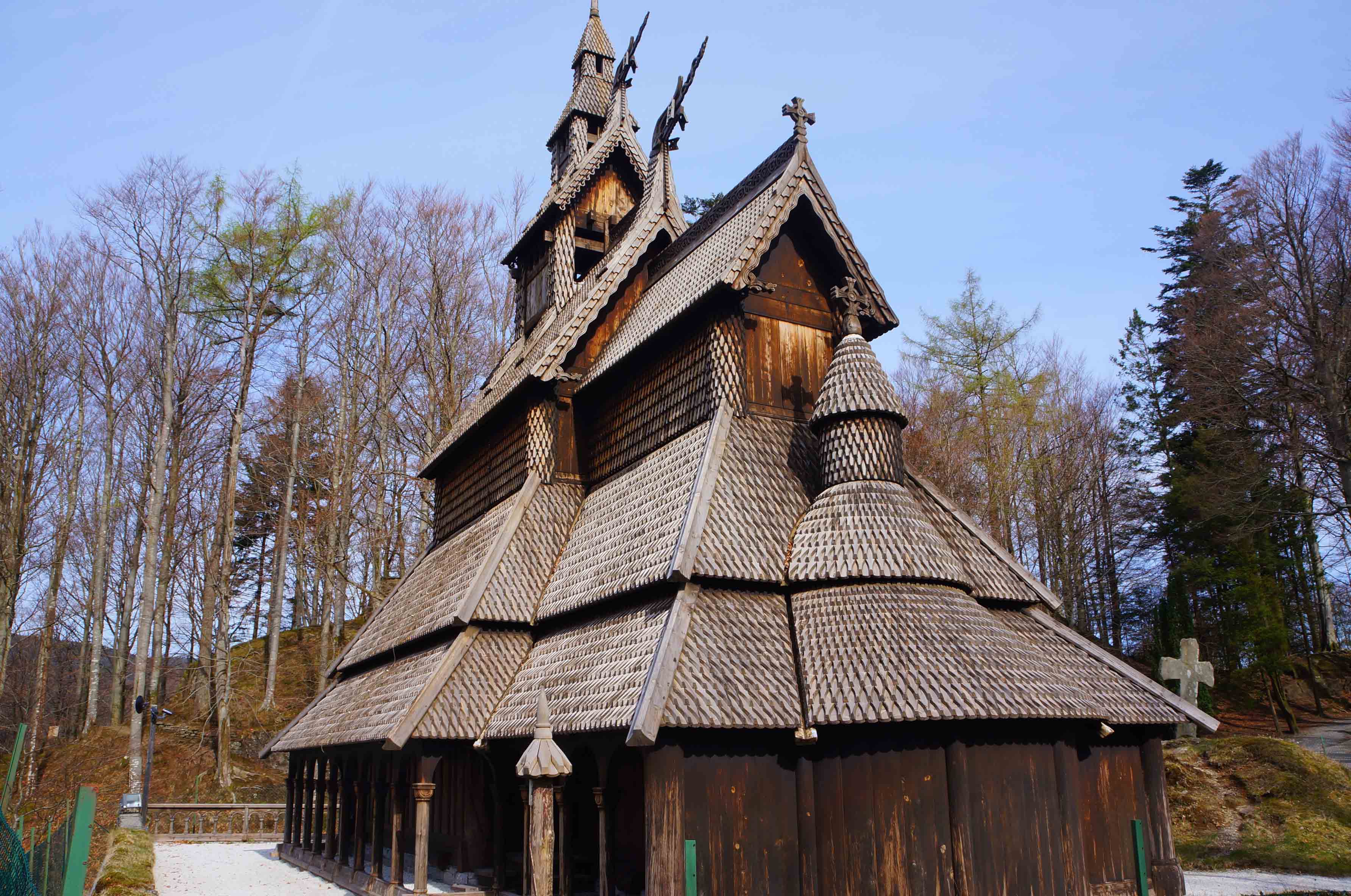 Iglesia de Fantoft en Bergen, Noruega - Noruega - ViajerosMundi - Viajes  por el Mundo